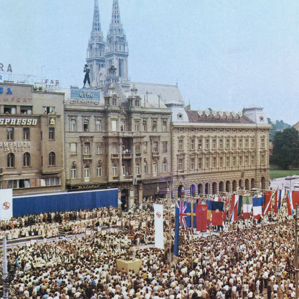 Trg Republike (današnji Trg bana Jelačića) oko 1975. godine. Smotra folklora